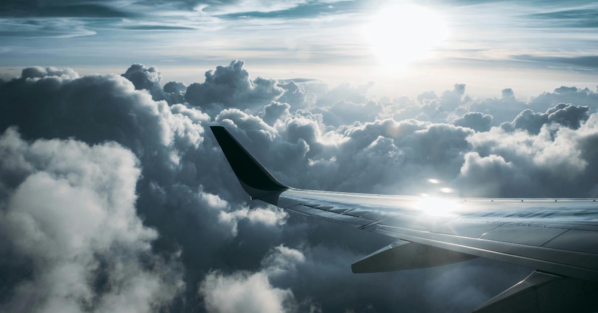 Схема показывает, как космическое излучение на высоте полёта проходит через разреженную атмосферу и повышает риск радиационного рака у бортпроводников и пилотов.